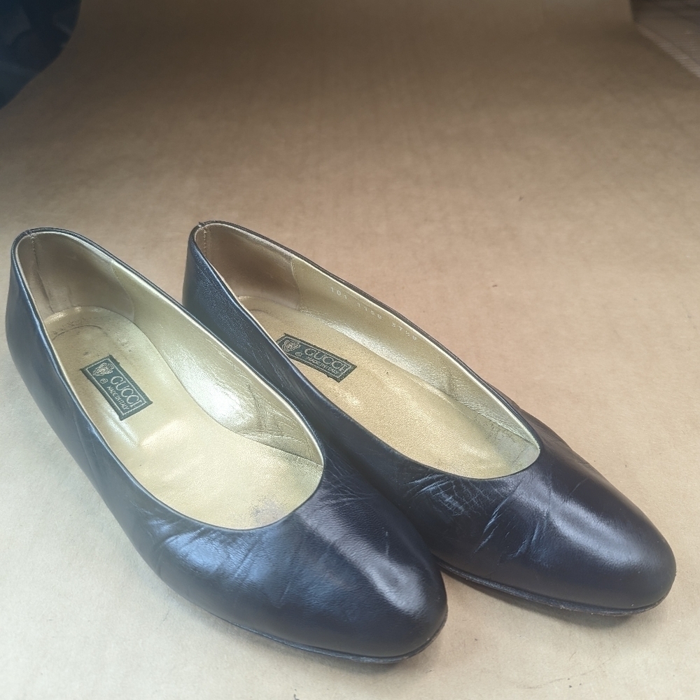 Gucci women's sz 7B black leather classic 1" heel loafer flats.Gucci Gold inter